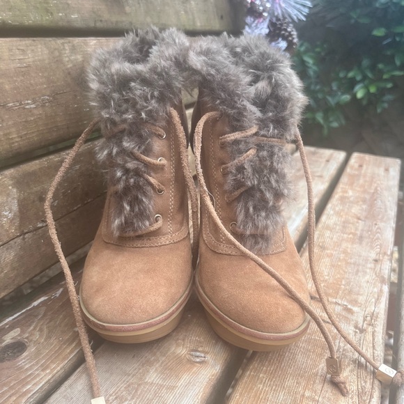 Michael Kors suede leather tan ankle boots with faux fur lining - Picture 2 of 10
